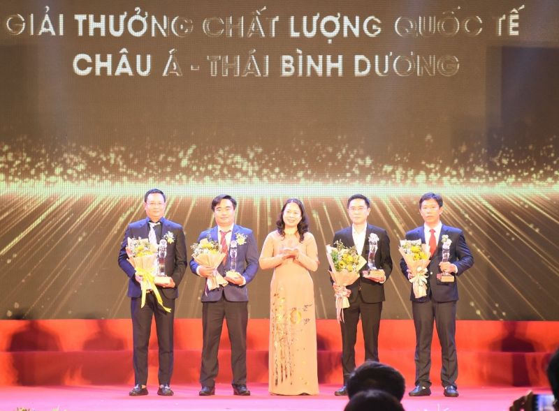 Phó Chủ tịch nước Võ Thị Ánh Xuân trao Giải thưởng Chất lượng quốc tế châu Á - Thái Bình Dương cho 4 doanh nghiệp.