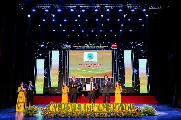 Đại diện Công ty Cổ phần NGK Yến sào Khánh Hòa nhận giải Top 10 Thương hiệu tiêu biểu hội nhập Châu Á – Thái Bình Dương