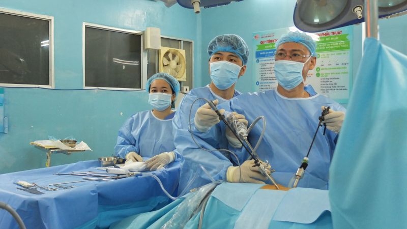 Bác sĩ Bệnh viện Bình Dân đang phẫu thuật cho một trường hợp bướu thận