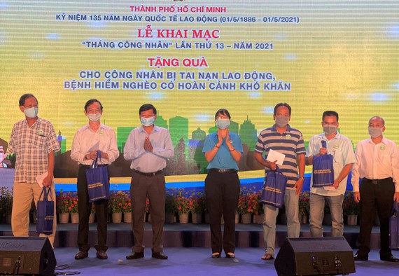 Phó Trưởng Ban Dân vận Thành ủy TP Lê Văn Tân và Chủ tịch LĐLĐ TP Trần Thị Diệu Thuý trao quà cho công nhân lao động có hoàn cảnh khó khăn