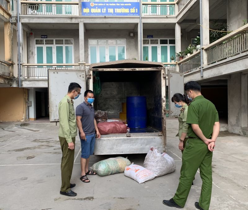 Thái Nguyên: Tịch thu và tiêu hủy 250kg thực phẩm không rõ nguồn gốc, xuất xứ