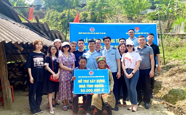 Tỉnh đoàn Yên Bái, Đoàn Thanh niên Cục Hải quan thành phố Hà Nội trao kinh phí hỗ trợ xây nhà cho gia đình ông Tráng A Lâu, ở thôn Mù Thấp, xã Bản Mù