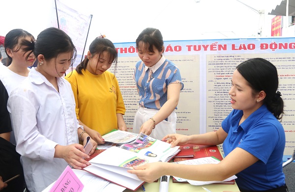 Các em học sinh tìm hiểu, nghe tư vấn định hướng tại các gian hàng trong sàn giao dịch Các em học sinh tìm hiểu, nghe tư vấn định hướng tại các gian hàng trong sàn giao dịch