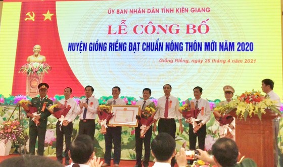 Lễ công bố huyện Giồng Riềng đạt chuẩn nông thôn mới. Ảnh: Vĩnh Thuận
