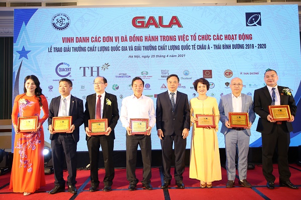 Ông Trần Văn Vinh - Tổng cục trưởng Tổng cục Tiêu chuẩn Đo lường chất lượng Đại diện trao kỷ niệm chương cho các doanh nghiệp đã đồng hành cùng chương trình