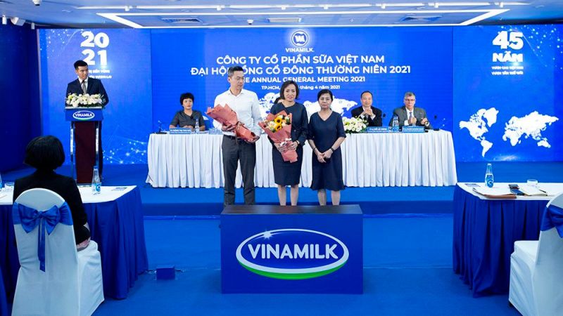 Bà Lê Thị Băng Tâm - Chủ tịch HĐQT Vinamilk chúc mừng 2 thành viên mới tham gia HĐQT