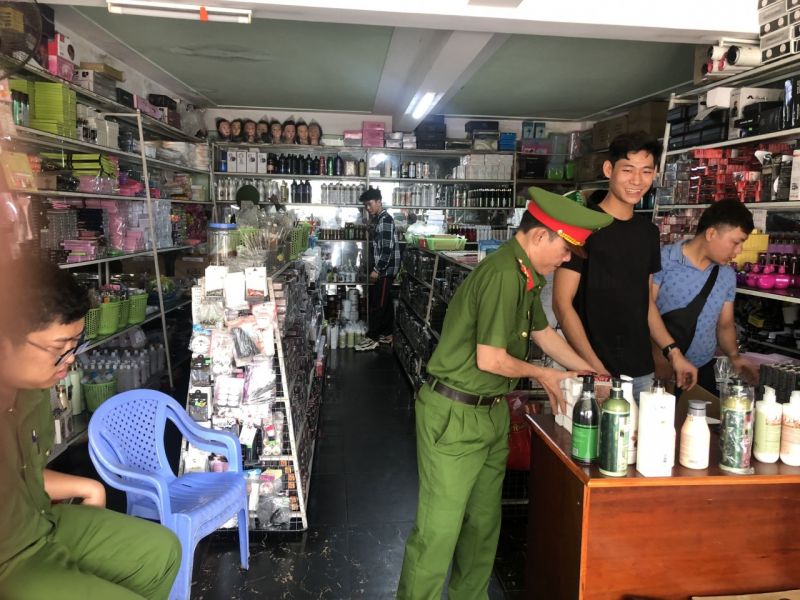 Quảng Bình: Liên tiếp phát hiện, xử lý cửa hàng bán mỹ phẩm không rõ nguồn gốc xuất xứ tại TP. Đồng Hới