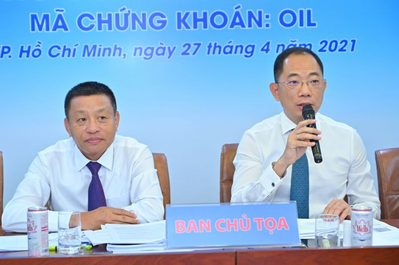 Ông Cao Hoài Dương – Chủ tịch HĐQT PVOIL (phải) và ông Đoàn Văn Nhuộm – Tổng Giám đốc PVOIL (trái) trả lời câu hỏi của cổ đông