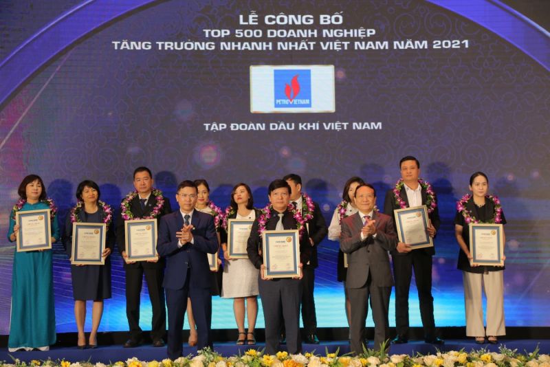Đại diện Petrovietnam nhận vinh danh Top 500 doanh nghiệp tăng trưởng nhanh nhất Việt Nam