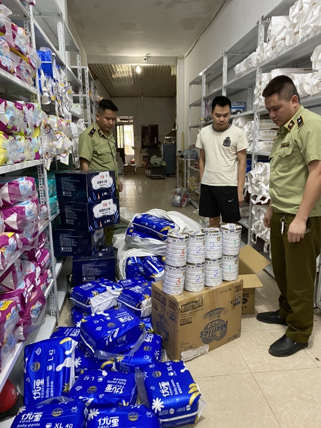 QLTT Hà Giang: Tạm giữ gần 200 hộp sữa bột và bỉm trẻ em không có hoá đơn