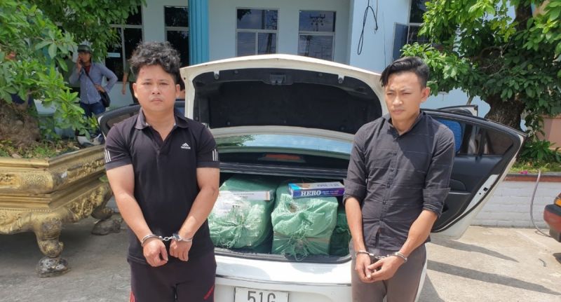 Long An: Bị dừng xe kiểm tra, 2 đối tượng tăng ga bỏ chạy cùng 6.000 bao thuốc lá lậu