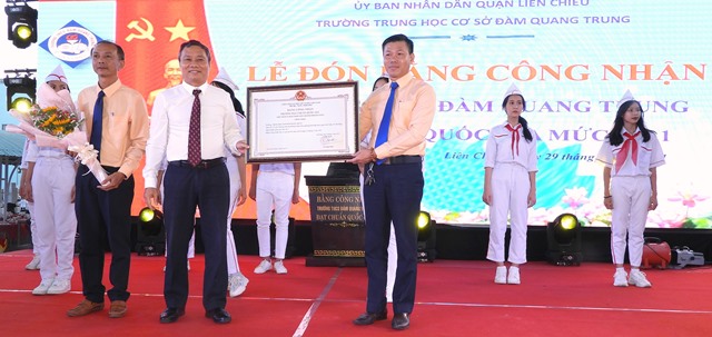 Lãnh đạo Sở GD&ĐT TP. Đà Nẵng trao bằng công nhận đạt chuẩn quốc gia mức độ 1