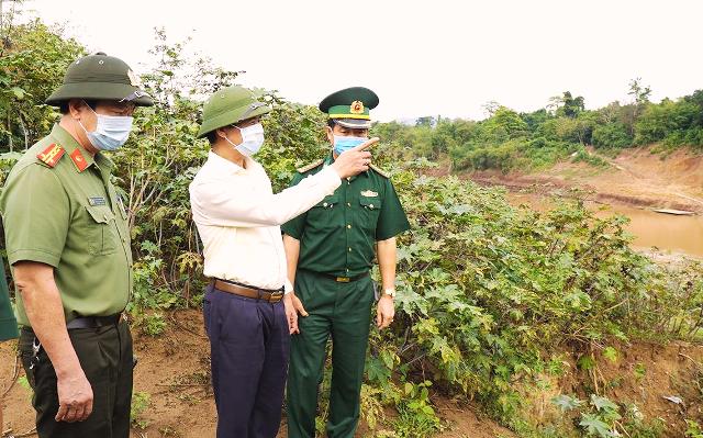 Chủ tịch UBND tỉnh Quảng Trị Võ Văn Hưng và lãnh đạo BĐBP tỉnh kiểm tra phòng, chống Covid-19 tại tuyến biên giới Việt-Lào thuộc khu vực bờ sông Sê Pôn chảy qua xã Tân Thành, huyện Hướng Hóa.