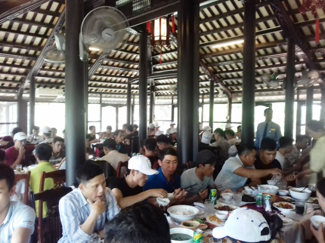 Đoàn khách đặt tiệc tại Nhà hàng Hoàng Mai