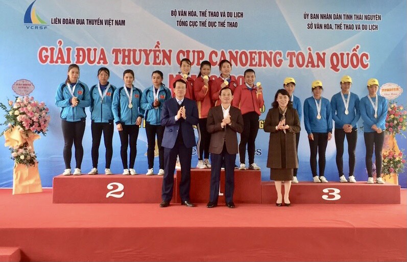 Các đồng chí lãnh đạo tỉnh Thái Nguyên trao giải cho các VĐV đạt thành tích Các đồng chí lãnh đạo tỉnh Thái Nguyên trao giải cho các VĐV đạt thành tích