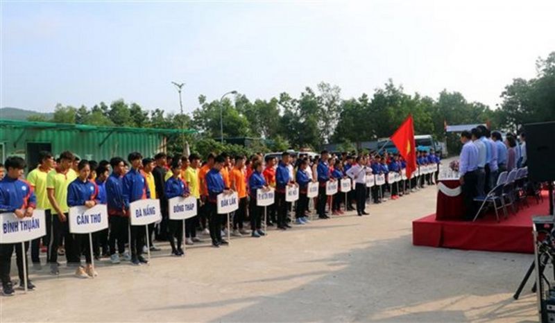 Tham gia giải có hơn 400 vận động viên nam, nữ đến từ 25 câu lạc bộ đua thuyền ở các tỉnh, thành phố trong cả nước. Tham gia giải có hơn 400 vận động viên nam, nữ đến từ 25 câu lạc bộ đua thuyền ở các tỉnh, thành phố trong cả nước.