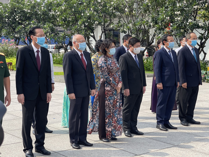 Đoàn lãnh đạo TPHCM dành một phút mặc niệm tưởng nhớ Chủ tịch Hồ Chí Minh tại Tượng đài Chủ tịch Hồ Chí Minh (đường Nguyễn Huệ, quận 1, TPHCM)