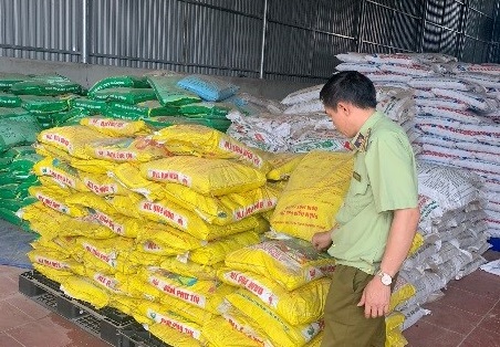 Sơn La: Phát hiện cơ sở kinh doanh gần 2 tấn phân bón đã hết hạn sử dụng
