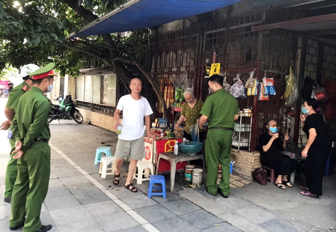 Hà Nội: Không đeo khẩu trang nơi công cộng, 19 người tại quận Hà Đông bị xử phạt