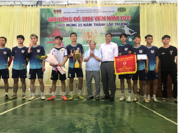 PGS.TS Hà Đức Trụ- Phó Hiệu trưởng, Trưởng Ban tổ chức trao giải vô địch bóng đá nam (Ảnh Thế Anh)