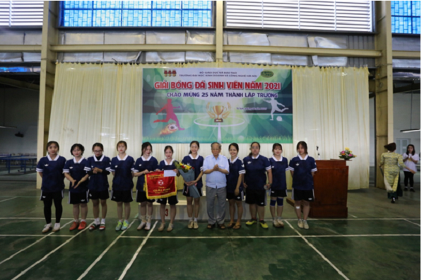 PGS.TS Hà Đức Trụ- Phó Hiệu trưởng, Trưởng Ban tổ chức trao giải vô địch bóng đá nam (Ảnh Thế Anh)