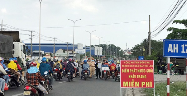 Phát nước, khẩu trang miễn phí cho người đi đường, hành động đẹp của công an tỉnh Đồng Nai