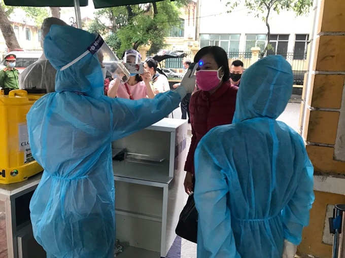 Tất cả bệnh nh&acirc;n, người nh&agrave; bệnh nh&acirc;n khi v&agrave;o Bệnh viện Phụ sản TW đều phải đo nhiệt độ, khai b&aacute;o y tế .