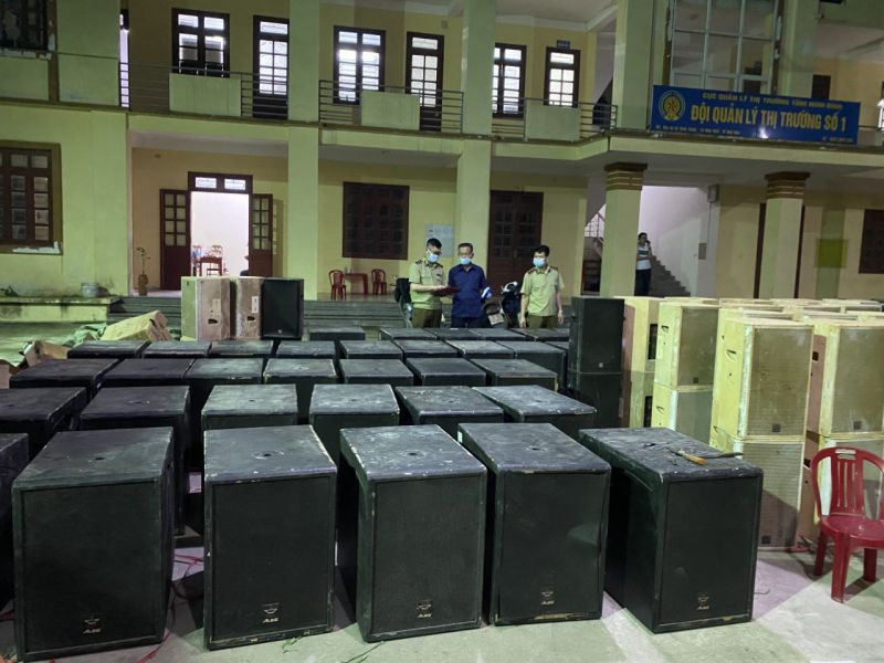 Lực lượng QLTT Ninh Bình đang kiểm đếm số thiết bị âm thanh vi phạm