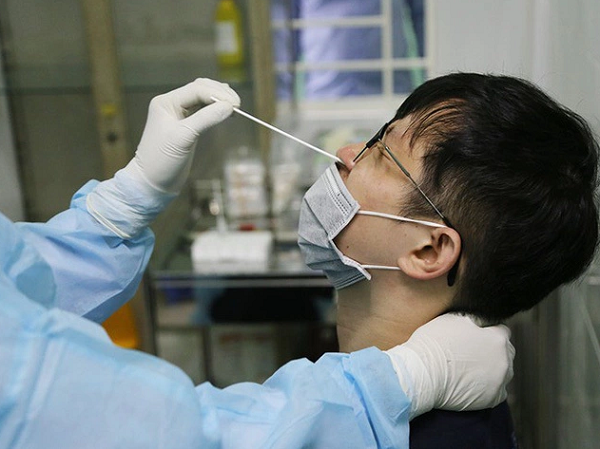 Liên quan đến BN2899, gần 1.200 người đang chờ kết quả xét nghiệm SARS-CoV-2