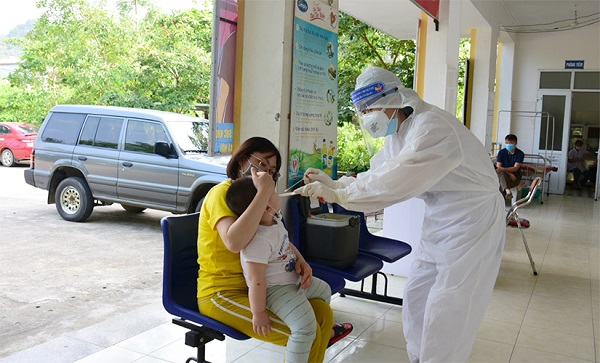 Cán bộ Trung tâm Y tế huyện Chiêm Hoá lấy mẫu xét nghiệm các trường hợp F2 tại xã Hòa Phú