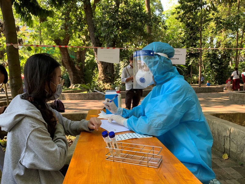 TPHCM: Tổ chức lấy mẫu xét nghiệm COVID-19 miễn phí tại Thảo Cầm Viên