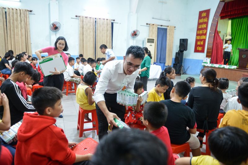 Các em nhỏ nhận sữa từ chương trình Quỹ sữa Vươn cao Việt Nam trong năm 2020