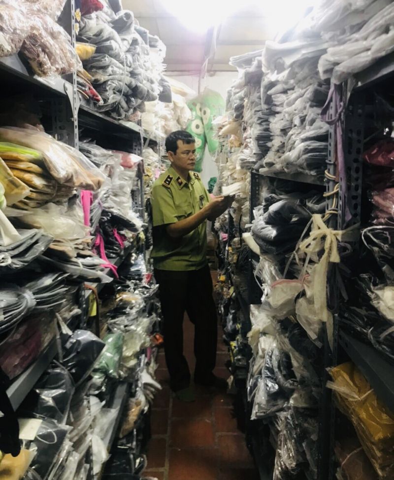 Lực lượng QLTT tỉnh Vĩnh phúc vừa phát hiện và tạm giữ gần 1.000 mặt hàng gồm quần, áo, váy mang các nhãn hiệu ADIDAS, GUCCI, CHANEL, DIOR không hóa đơn chứng từ, có dấu hiệu giả mạo các nhãn hiệu đang được bảo hộ độc quyền tại Việt Nam.