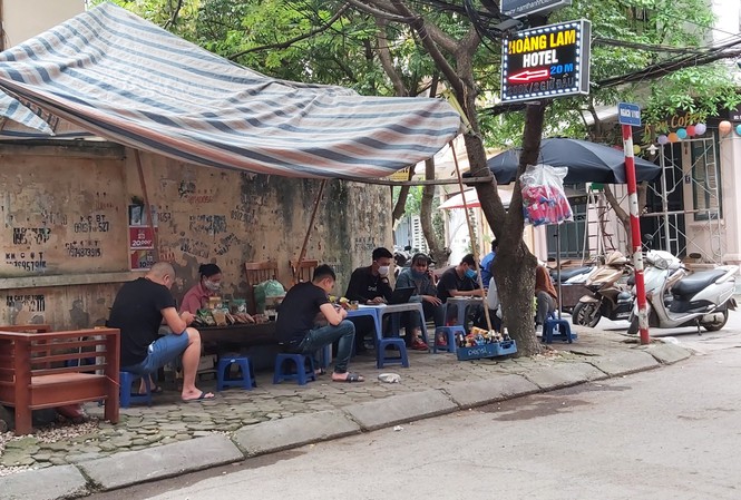 UBND TP Hà Nội yêu cầu tạm dừng mở cửa đón khách tại các khu di tích, cơ sở tôn giáo; tạm dừng hoạt động đối với các quán ăn, uống đường phố, trà đá vỉa hè, cà phê vỉa hè đến khi có chỉ đạo mới.