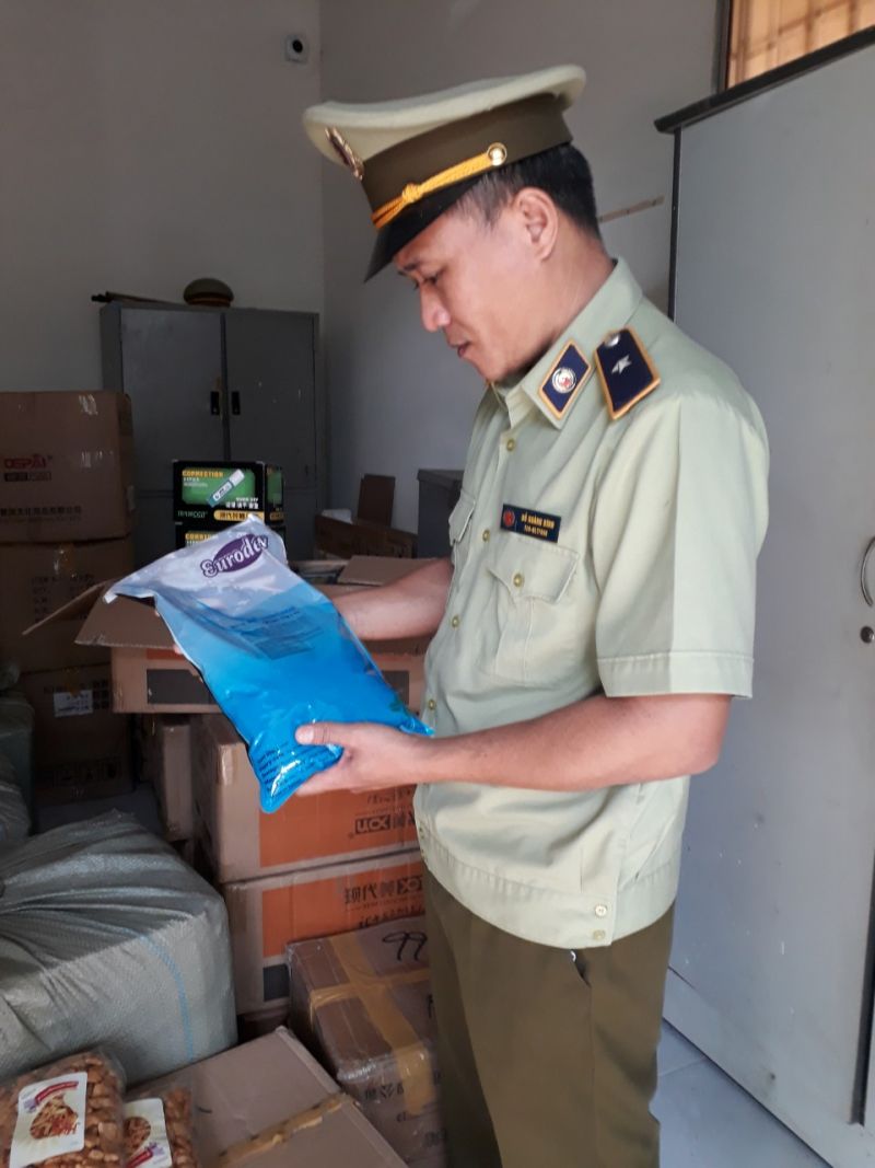 Phú Yên: Tạm giữ số lượng lớn thực phẩm, văn phòng phẩm nhập lậu, không rõ nguồn gốc, xuất xứ