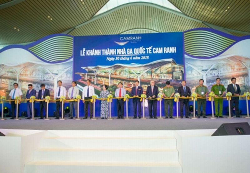 Hình ảnh tư liệu: Ngày 30/06/2018, các đại biểu cắt băng khánh thành tại lễ khánh thành nhà ga quốc tế Cam Ranh Hình ảnh tư liệu: Ngày 30/06/2018, các đại biểu cắt băng khánh thành tại lễ khánh thành nhà ga quốc tế Cam Ranh