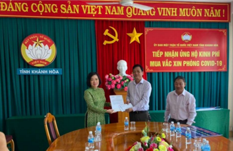 Hình ảnh tư liệu: bà Lê Thị Hồng Minh - Tổng Giám đốc Công ty Cổ phần Nhà ga Quốc tế Cam Ranh đại diện Công ty ủng hộ 100 triệu đồng kinh phí mua vắc xin phòng Covid-19 cho tỉnh Khánh Hòa