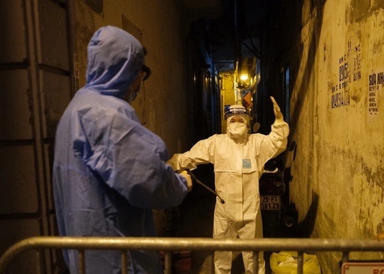 Liên quan bác sĩ mắc Covid-19 ở Hà Nội, cách ly 11 trường hợp F1