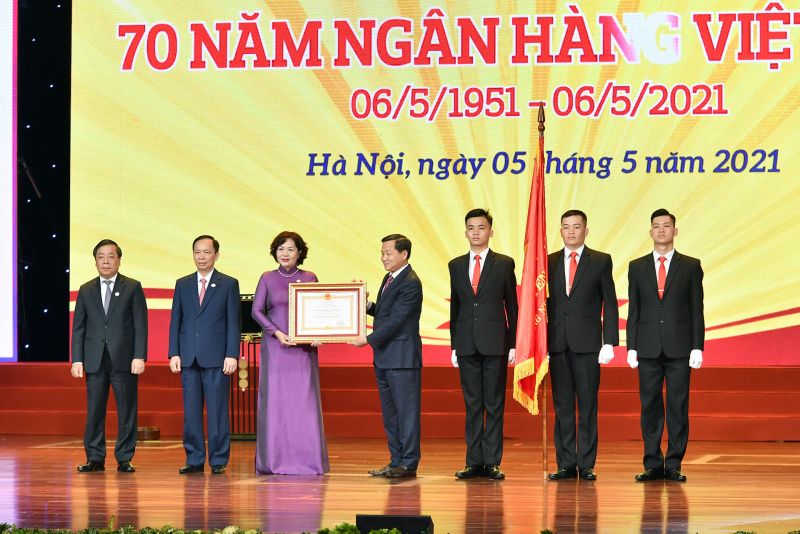 Đại diện lãnh đạo Đảng, Nhà nước trao tặng Huân chương Lao động hạng Nhất cho ngành ngân hàng. Ảnh: VGP