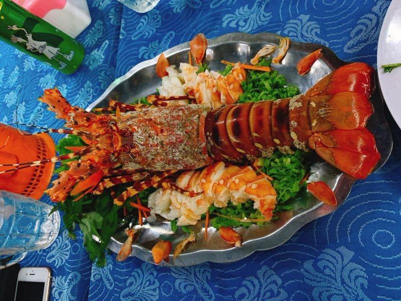 Chủ nhà hàng hải sản Làng Chài - Bến cảng Cầu Đá - Nha Trang 3 bị du khách tố bán tôm hùm với giá 3,5 triệu đồng/kg