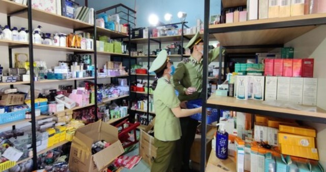 Đà Nẵng: Tạm giữ hơn 1.700 sản phẩm mỹ phẩm, thực phẩm chức năng có dấu hiệu hàng lậu