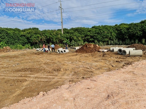 Một số lô mới được cho san gạt, vẫn còn những đống đất to, và một số vật liệu trên nền đất. Một số lô mới được cho san gạt, vẫn còn những đống đất to, và một số vật liệu trên nền đất.