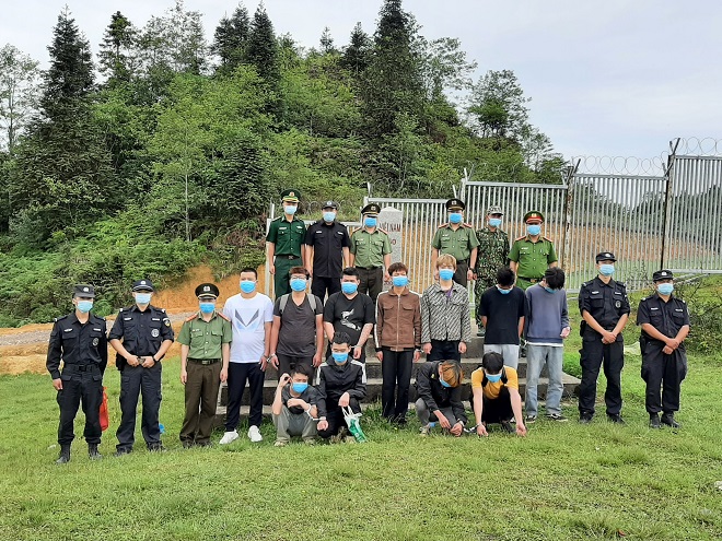 Hà Giang: Trao trả 11 công dân nhập cảnh trái phép cho Cục Công an huyện Phú Ninh (Trung Quốc)