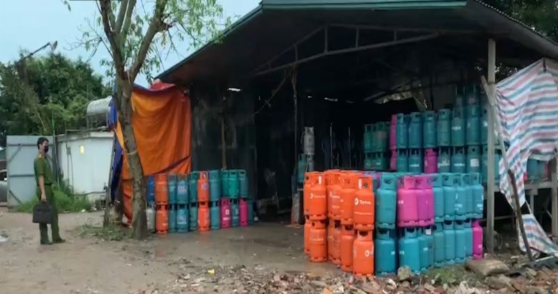 Bắt quả cơ sở sang chiết gas trái phép tại khu vực ven đê sông Hồng thuộc địa phận huyện Thanh Trì