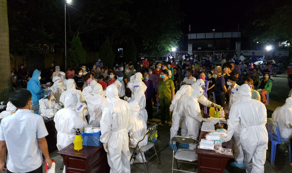 Từ đêm 7/5, Sở Y tế tỉnh Bắc Ninh thực hiện lấy mẫu xét nghiệm và thực hiện xét nghiệm xuyên đêm cho hơn 15.000 dân của xã Mão Điền