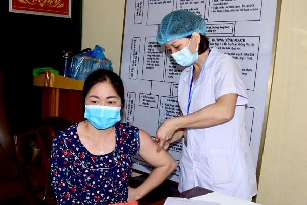 Lực lượng tuyến đầu phòng, chống dịch tiêm vắc xin phòng Covid-19 tiêm tại điểm Trung tâm Y tế huyện Yên Sơn