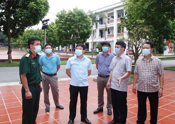 Chủ tịch UBND tỉnh Lê Duy Thành cùng các thành viên Ban Chỉ đạo phòng chống dịch bệnh Covid-19 tỉnh nhiều hôm làm việc xuyên đêm