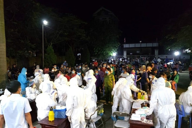 Nhân viên y tế xuyên đêm lấy mẫu tại xã Mão Điền, huyện Thuận Thành, Bắc Ninh