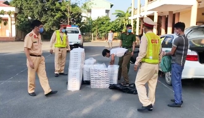 Lực lượng CSGT: Bắt giữ xe ô tô chở gần 4.500 bao thuốc lá lậu
