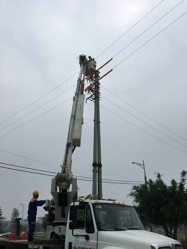 Đội thi công sửa chữa hotline Công ty Điện lực Hà Nam thực hiện công việc trên lưới điện 22kV đang mang điện